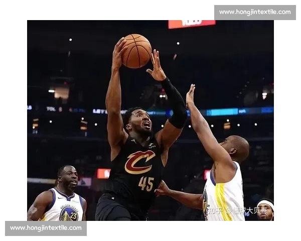 2017年常规赛骑士对阵勇士巅峰对决回顾与战术解析表现评述